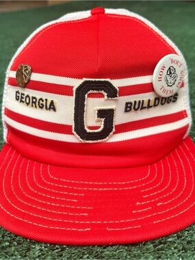 VTG University Of Georgia Bulldogs Embroidered Distressed Trucker Hat W/ Pins